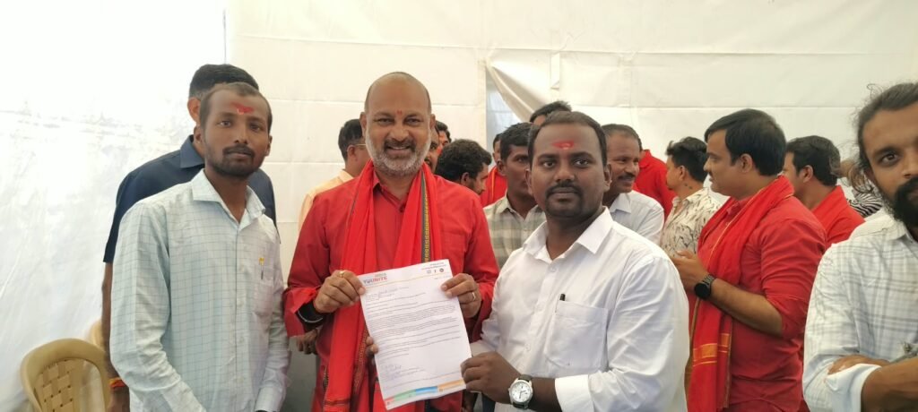కేంద్ర మంత్రి శ్రీ బండి సంజయ్ కుమార్ ని మర్యాదపూర్వకంగా కలిసిన ఎలమకంటి సందీప్