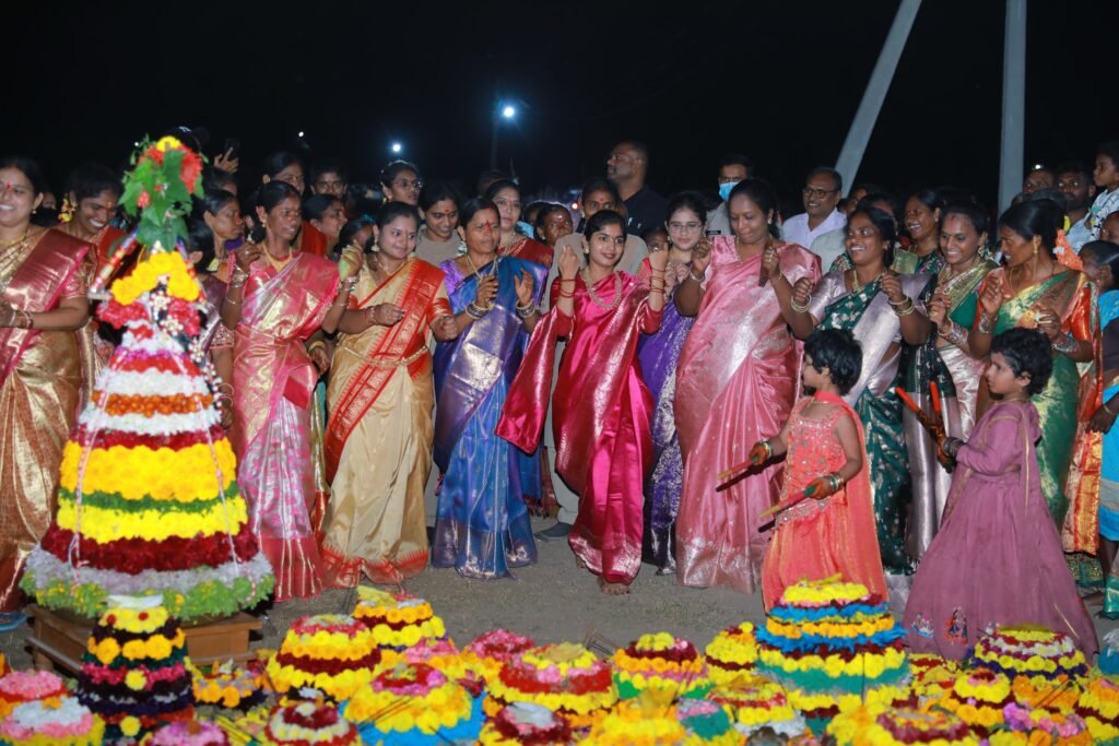 నాంచారి మడూరులో అంబరాన్నంటిన సద్దుల బతుకమ్మ వేడుకల్లో