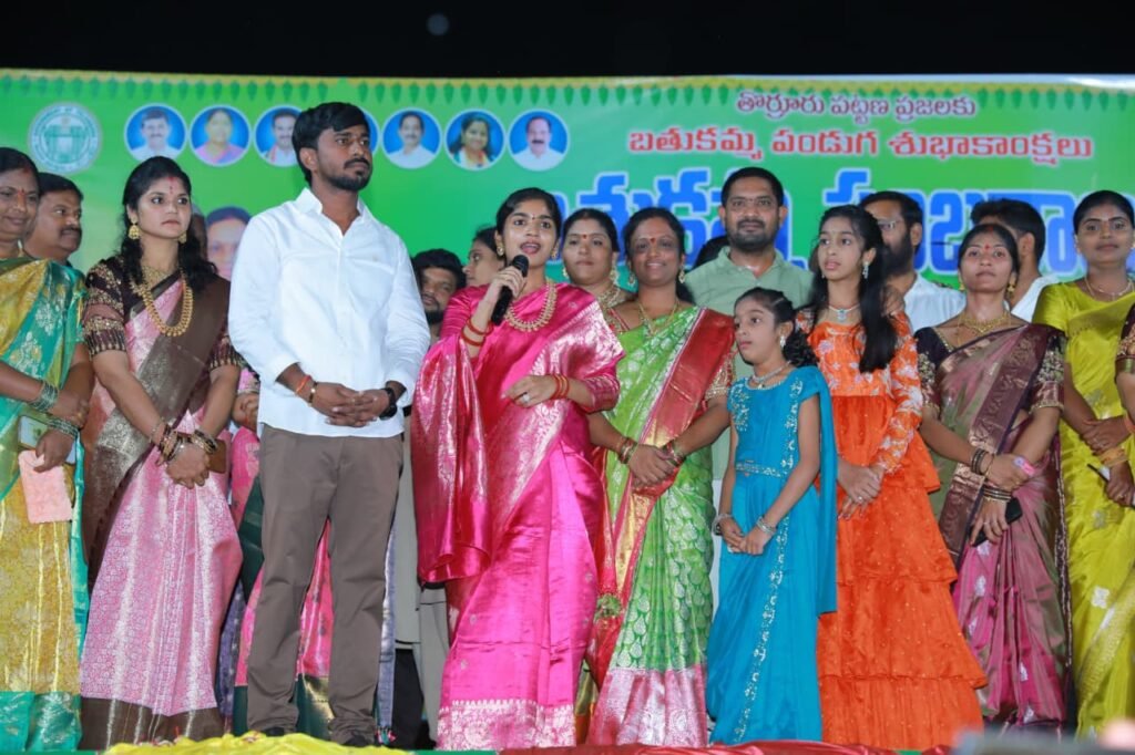 విద్యుత్ వెలుగుల్లో తొర్రూరు.. అంబరాన్నంటిన సద్దుల బతుకమ్మ సంబరాలు.