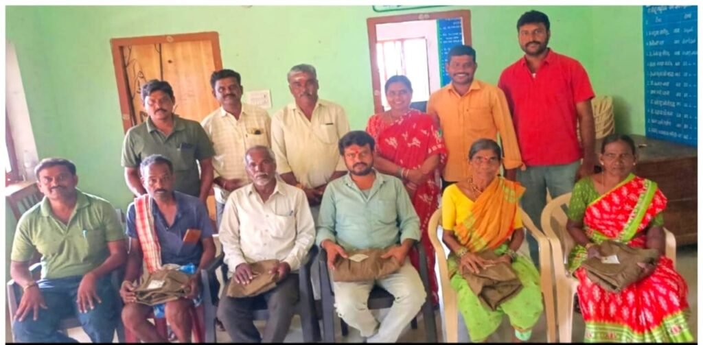 సిబ్బందికి దసరా కానుకలు అందజేసిన సర్పంచ్ మాడ్రాజు వెంకన్న
