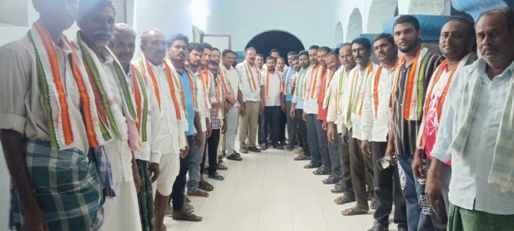 కాంగ్రెస్ పార్టీలోకి తిరిగి చేరిన పలువురు నాయకులు, కార్యకర్తలు