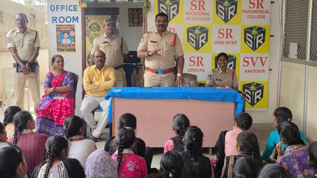 సైబర్ నేరాల పట్ల అప్రమత్తంగా ఉండాలి : సీఐ శ్రీనివాస్