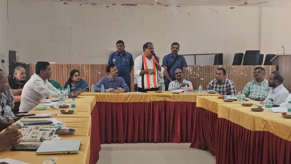 నీటి సంరక్షణకు దోహదపడే పనులు, గ్రామీణ రహదారుల నిర్మాణానికి అత్యధిక ప్రాధాన్యత ఇవ్వాలి – ఎమ్మెల్యే వీర్లపల్లి శంకర్