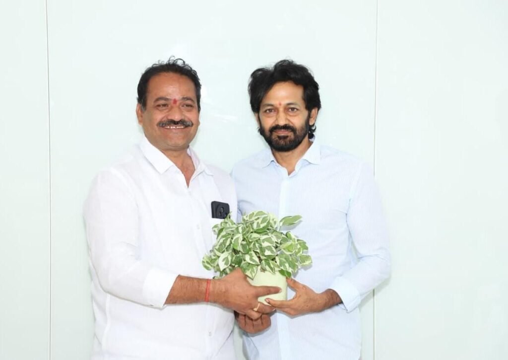 పోచంపల్లి శ్రీనివాస్ రెడ్డిని మర్యాదపూర్వకంగా కలిసిన మాజీ ఏఎంసీ చైర్మన్ బత్తిని శ్రీనివాస్ గౌడ్