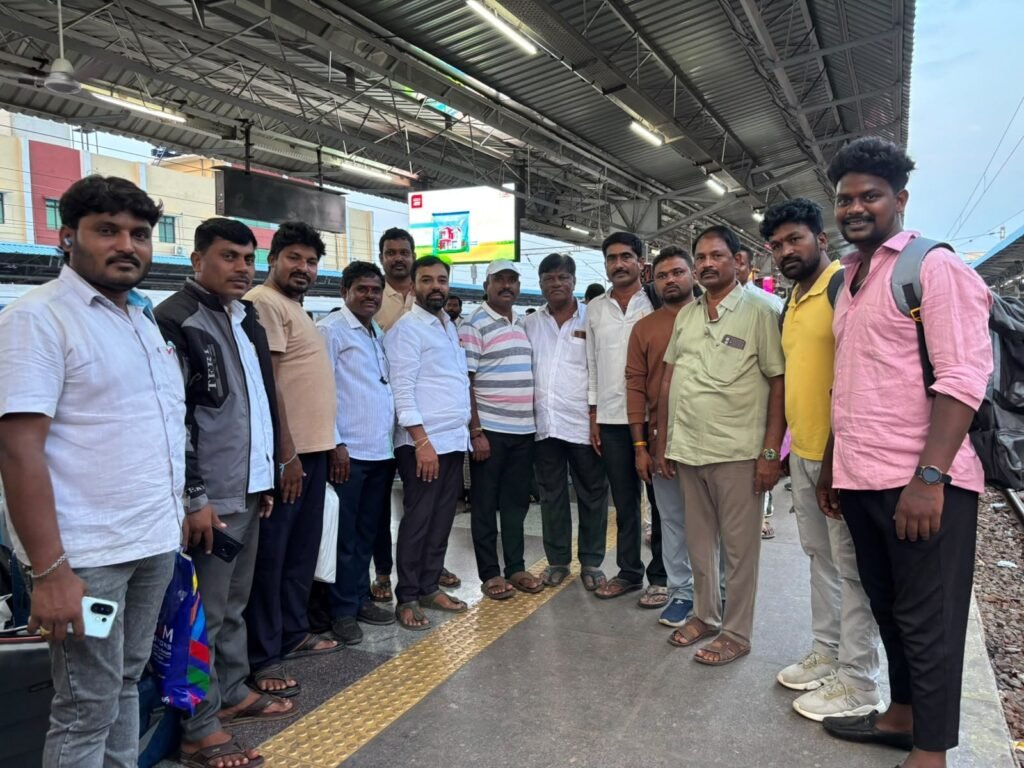 ఢిల్లీ బహిరంగ సభకు బయలుదేరిన కాంగ్రెస్ శ్రేణులు